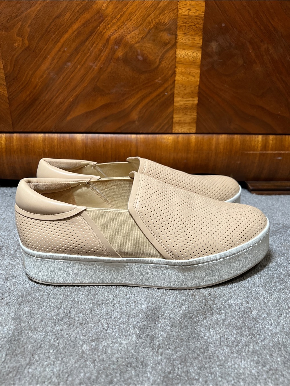 Vince Leather Warren Perforated Sneaker Tan size 9